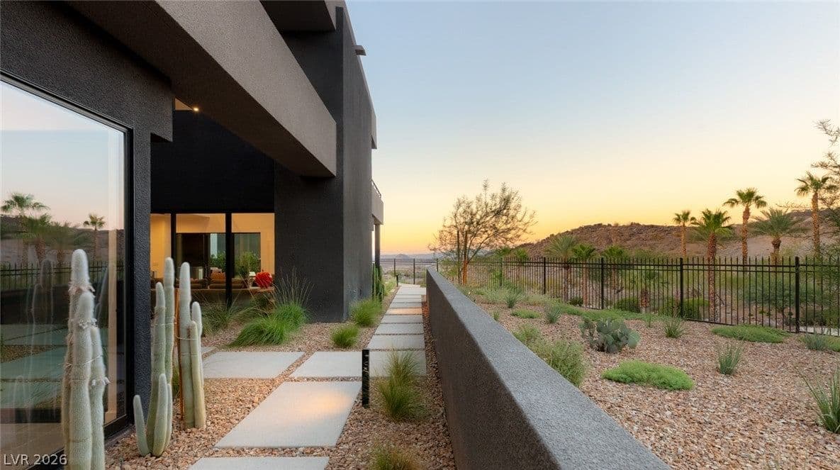 625 Sleeping Dragon Drive photo 2