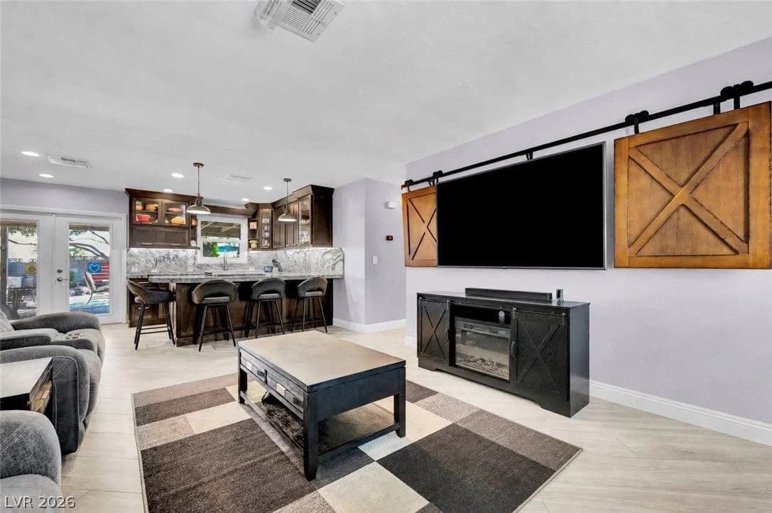 1522 Della Court photo 5