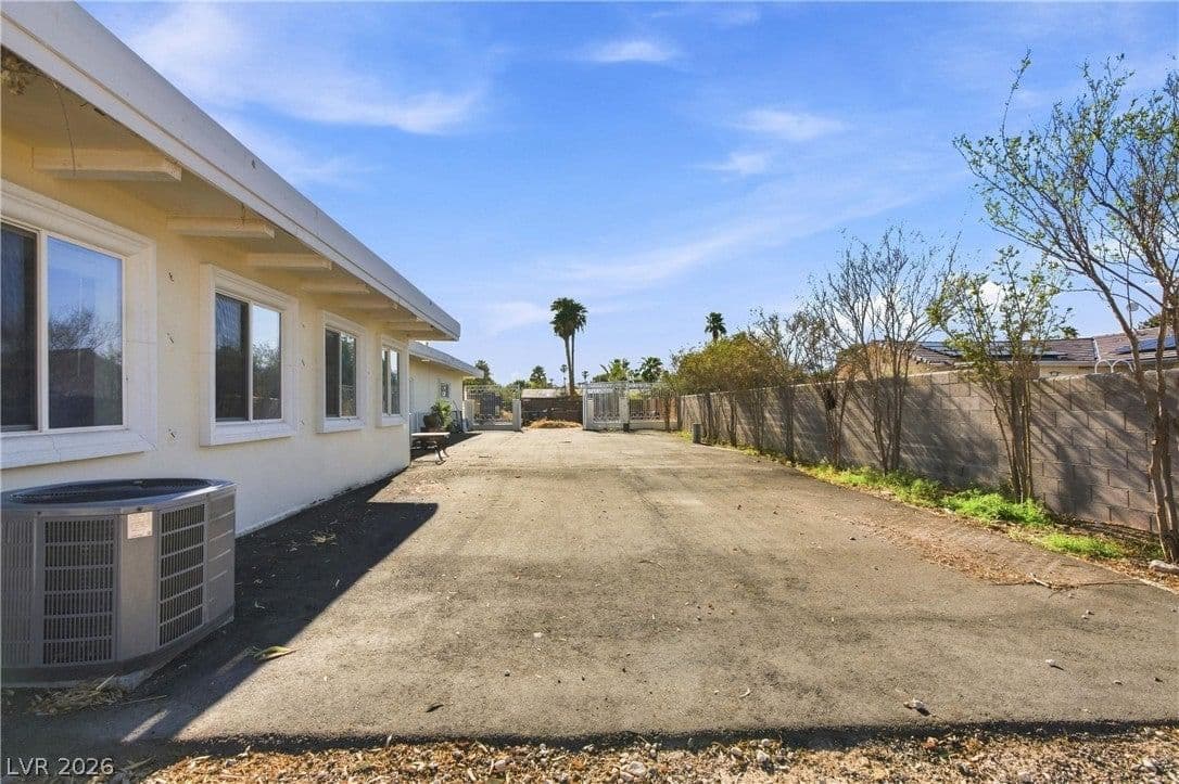 2940 Bronco Street photo 2