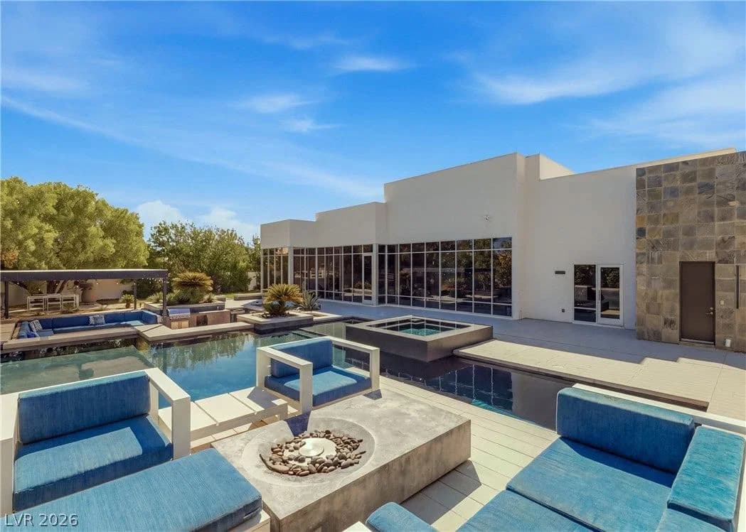 3716 Caesars Circle