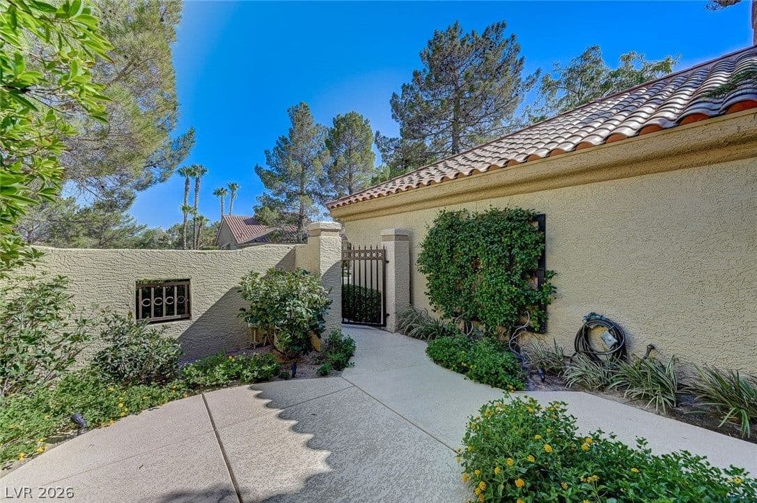 8121 Castle Pines Avenue photo 2