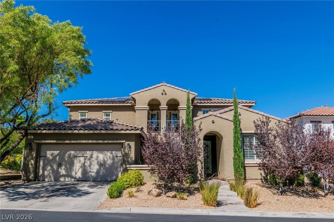 896 Las Palomas Drive